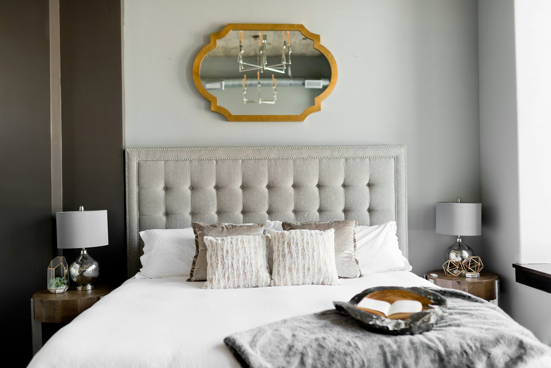 Frisch bezogenes Hotelbett mit Kissen und Tagesdecke