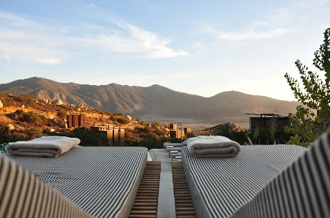 Dachterrasse eines Hotels mit Liegen und Bergpanorama