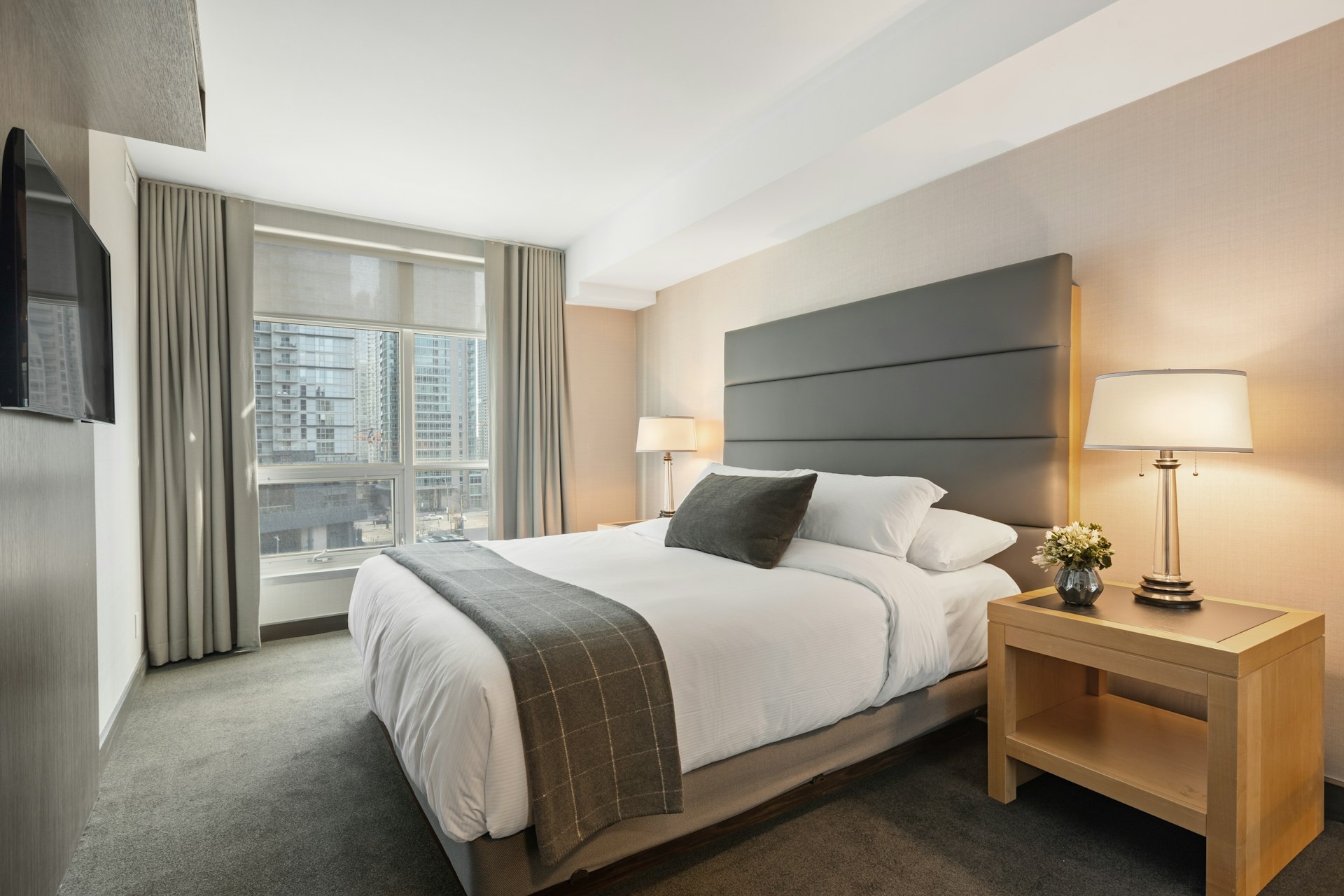Modernes Hotelzimmer mit Schreibtisch und Doppelbett