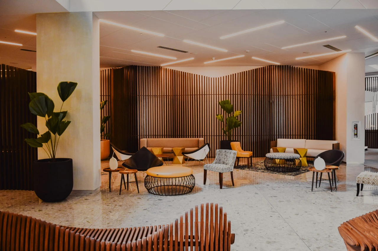 Hotellobby mit Sitzbereich und Rezeption