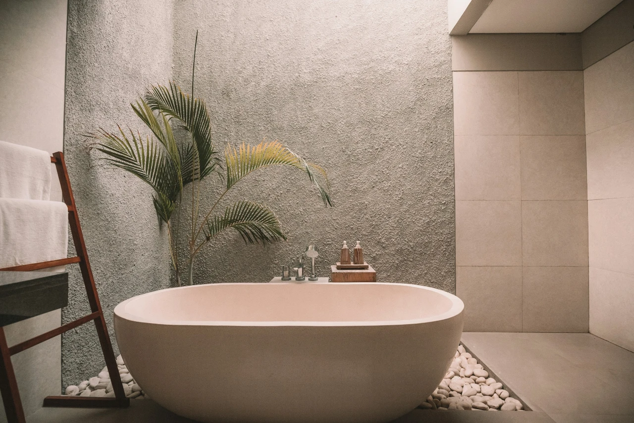 Hotelbad mit freistehender Badewanne