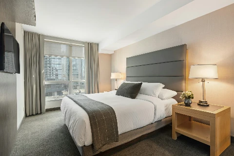 Modernes Hotelzimmer mit Schreibtisch und Doppelbett