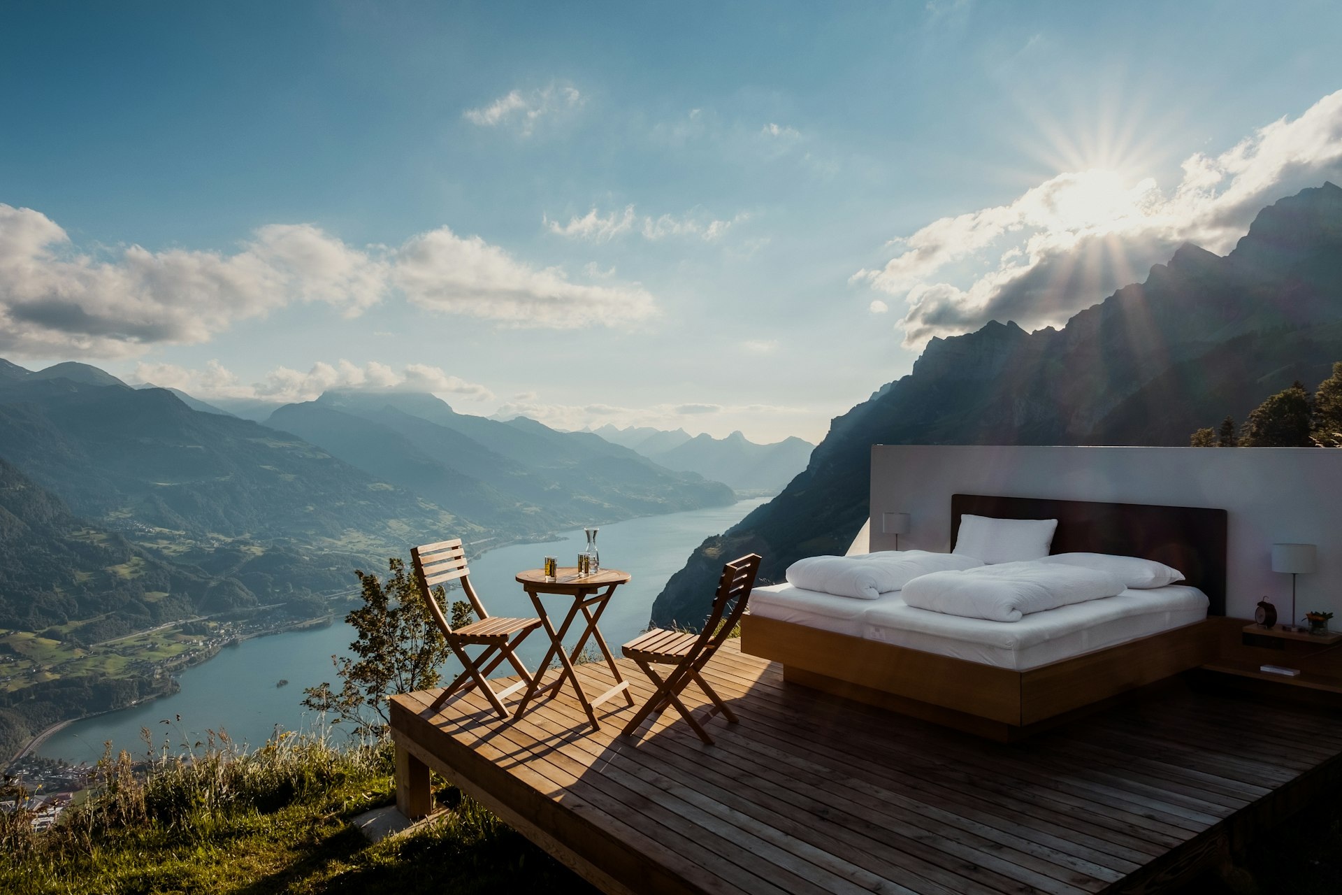 Hotelzimmer mit Terrasse und Blick auf See und Berge